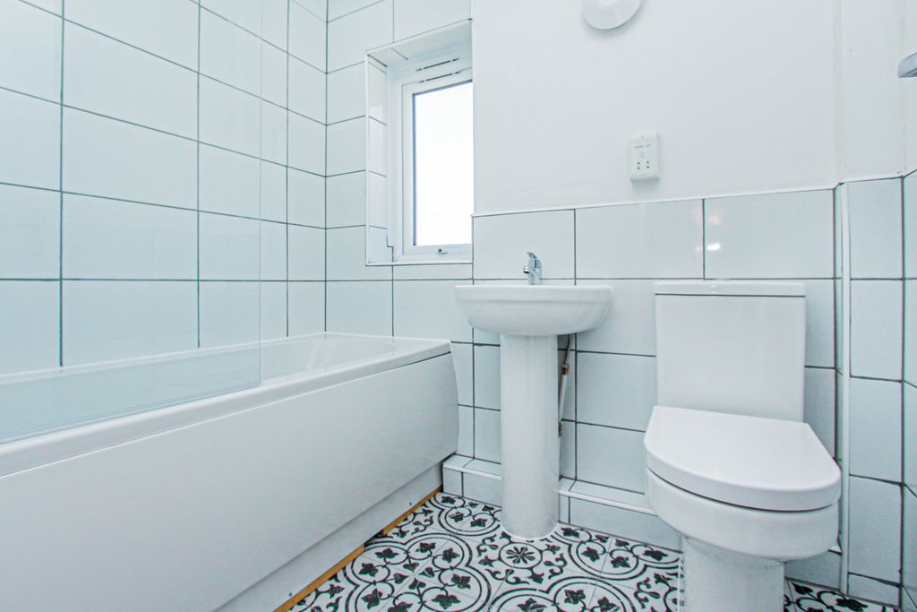Property photo 2 of 9 Bathroom