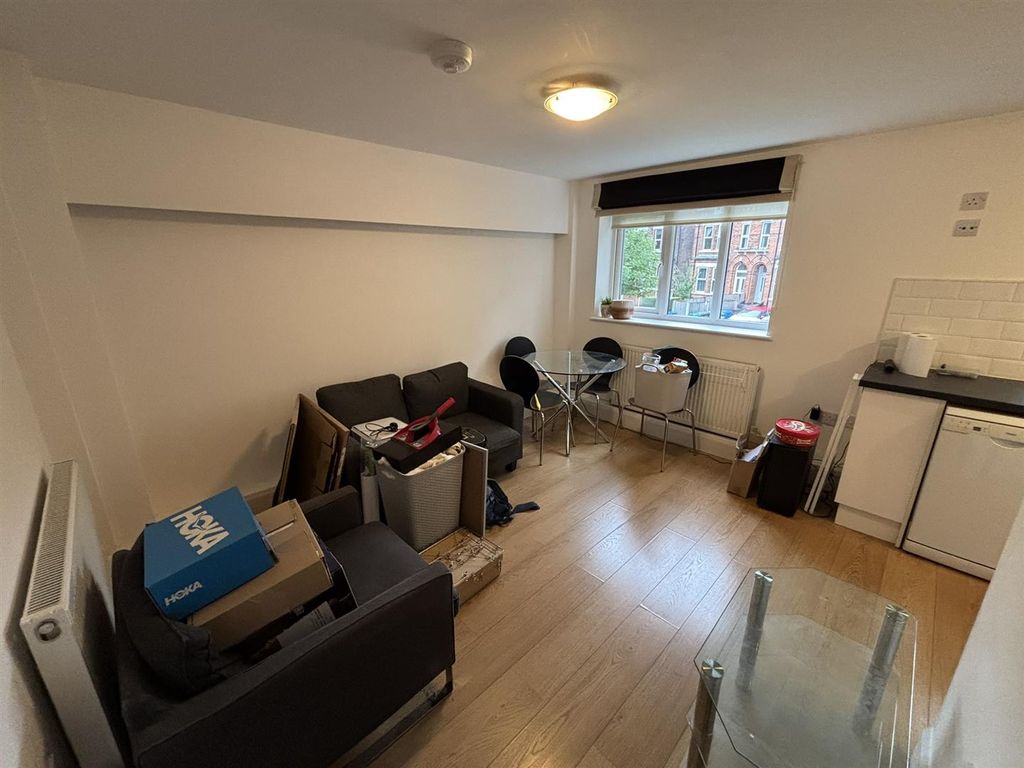 Property photo 3 of 16 Lounge