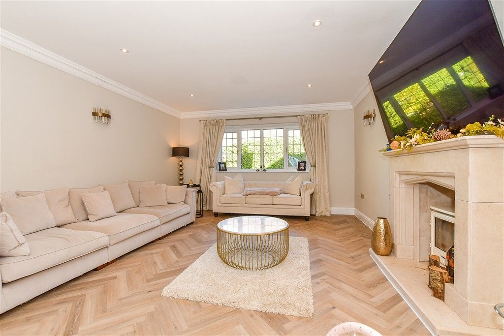 Property photo 3 of 20 Lounge