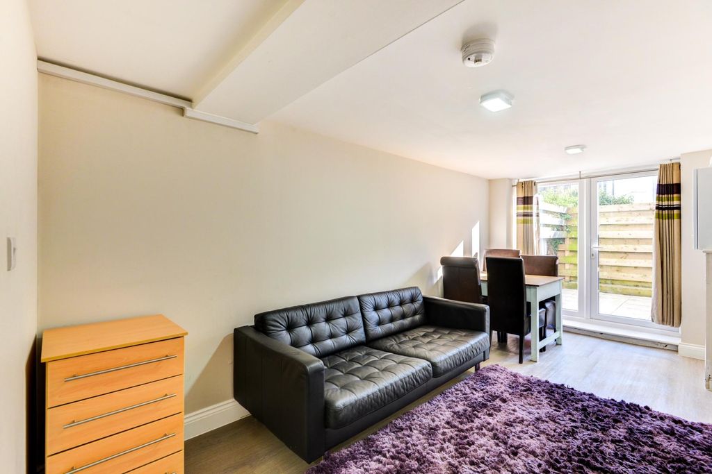 Property photo 1 of 14 Bright, Modern Living Area With A Comfortable Blac...