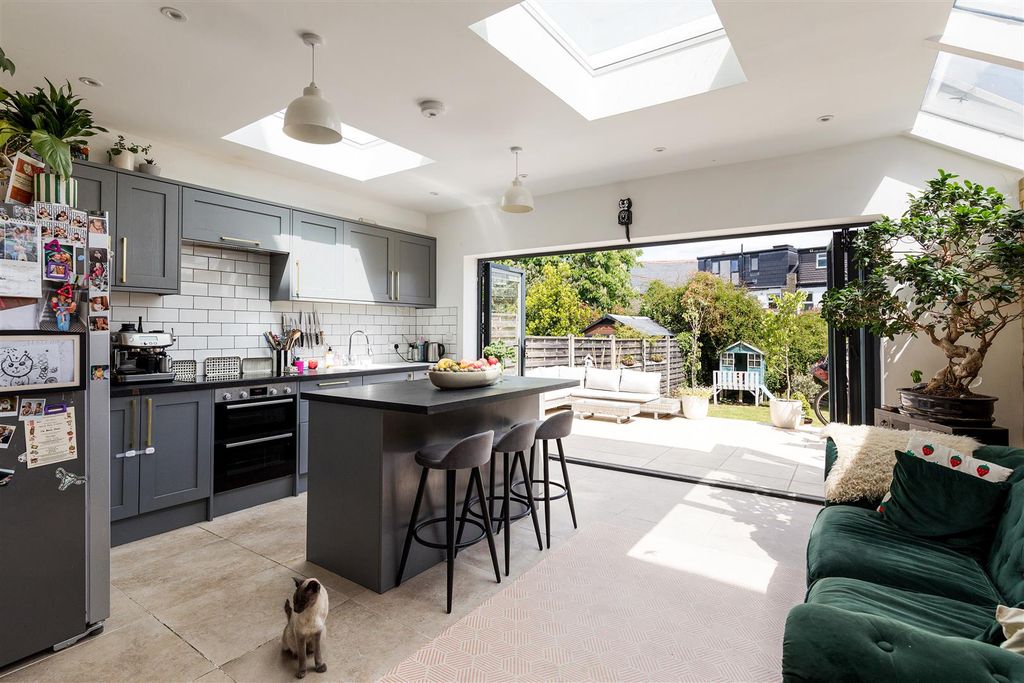 Property photo 2 of 25 Preston Avenue, E4