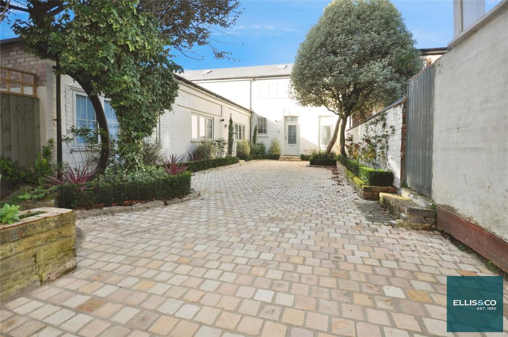 Property photo 3 of 9 Picture No. 10