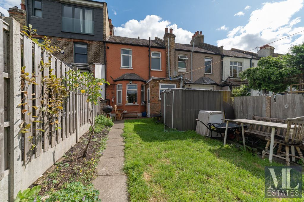 Property photo 1 of 12 Photo 11