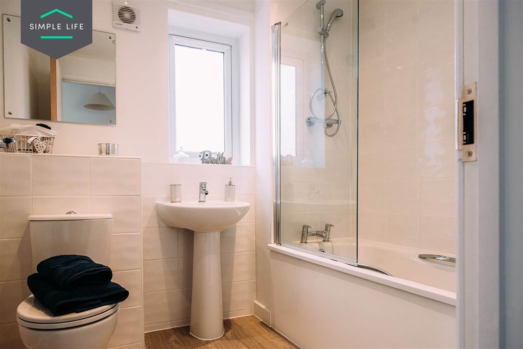 Property photo 1 of 9 Hawthorn_Bathroom.Jpg