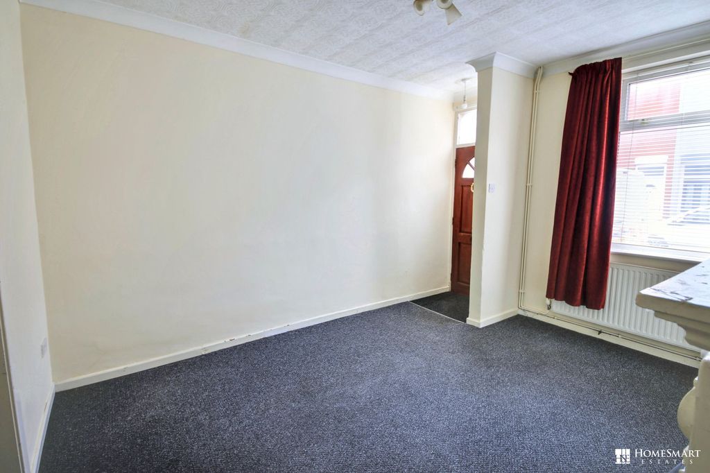 Property photo 2 of 15 Lounge