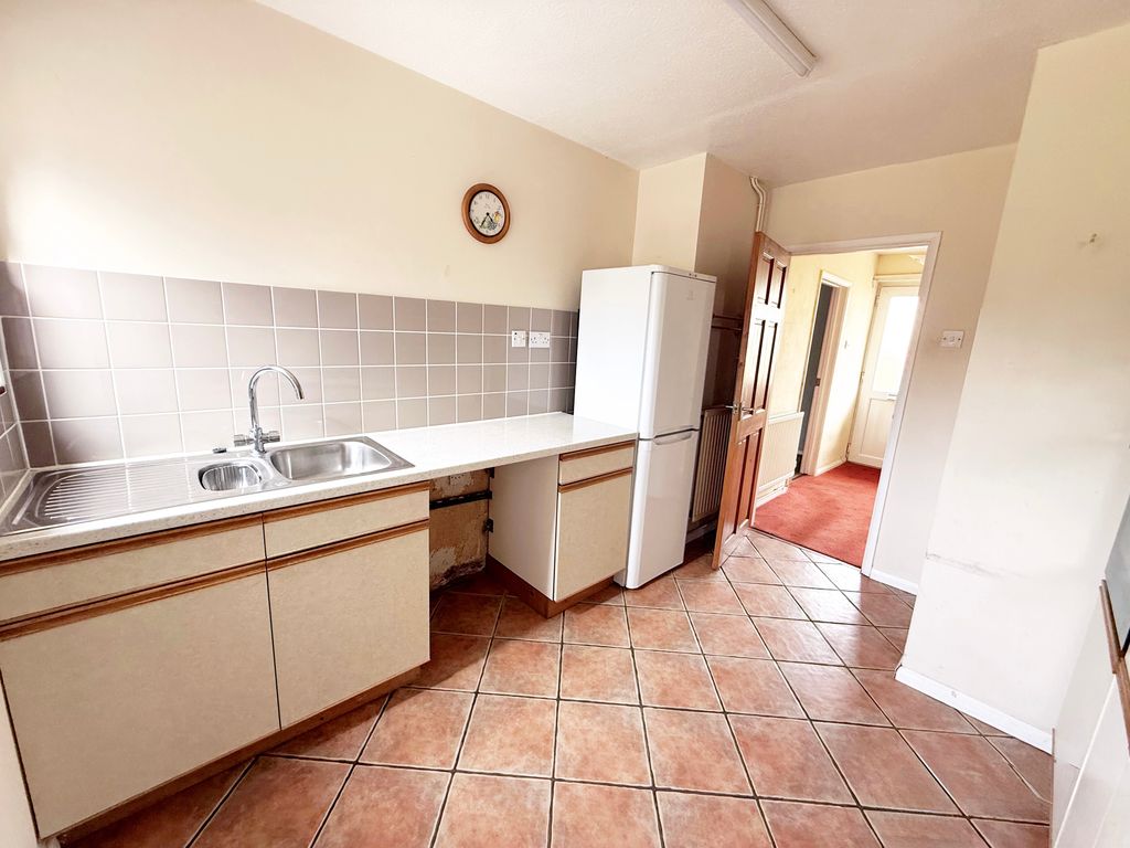 Property photo 3 of 8 Kitchen
