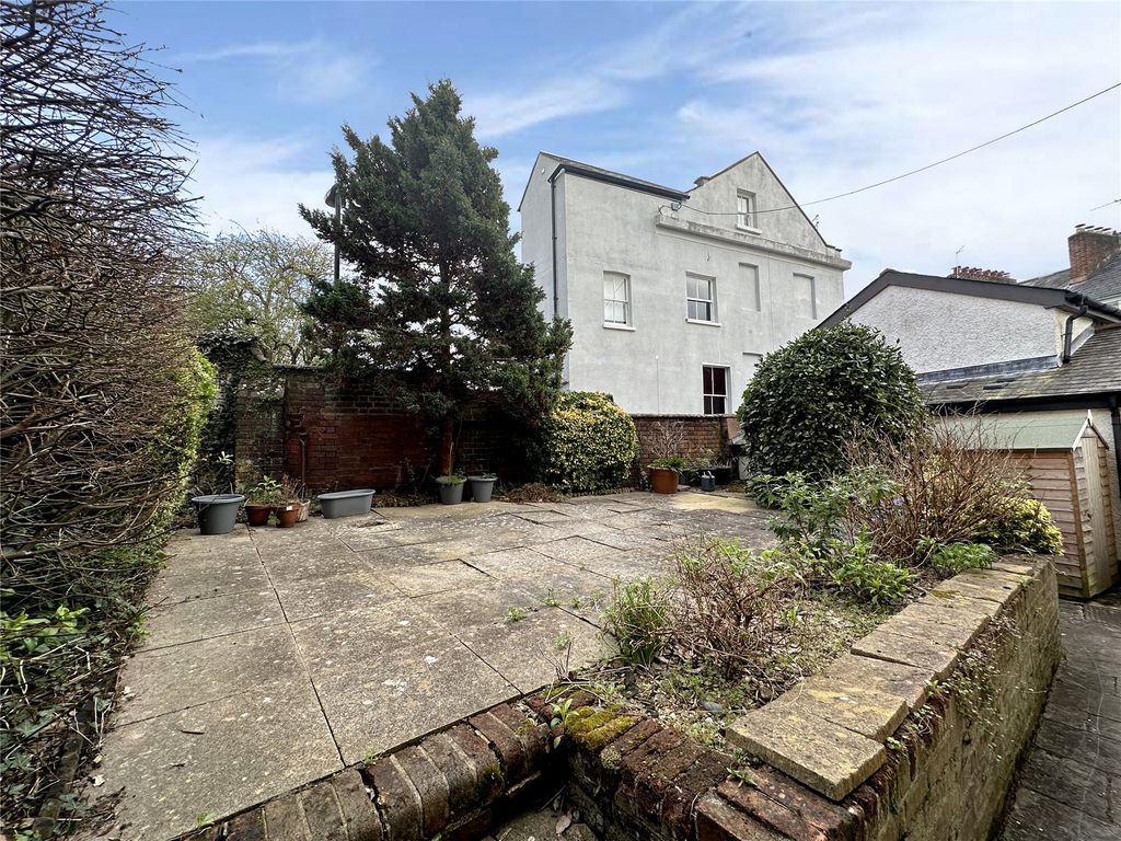 Property photo 1 of 7 Communal Gardens