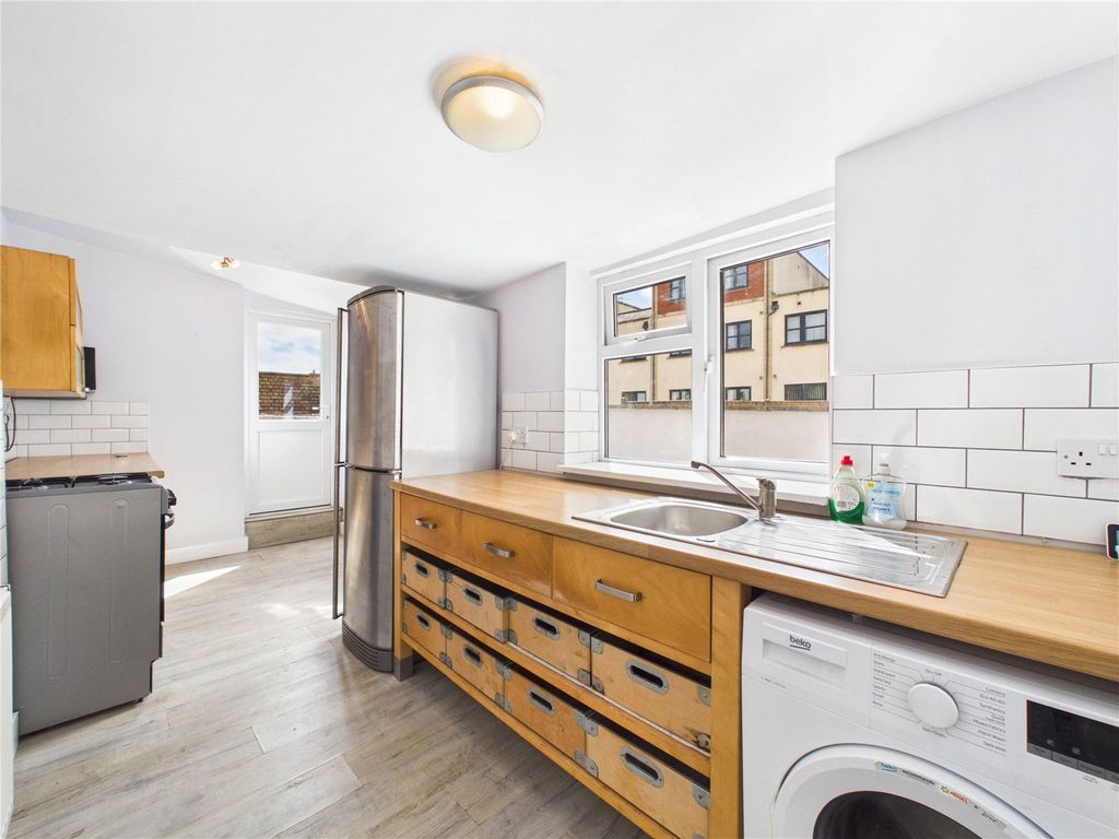 Property photo 1 of 19 Picture No. 06