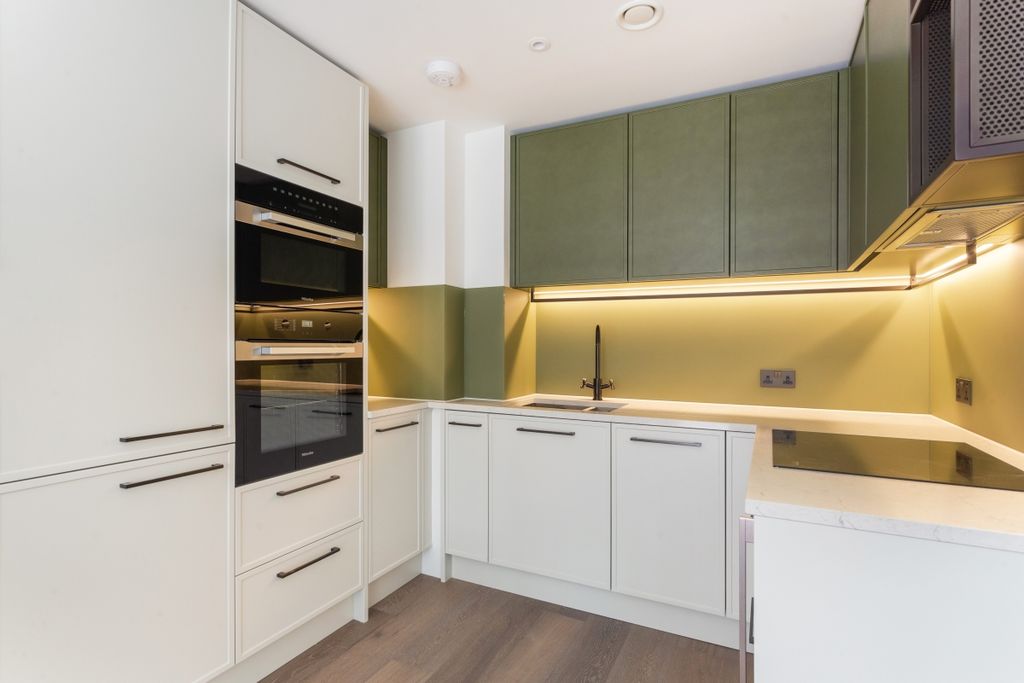 Property photo 3 of 31 Flat 17, Savoy Ho...