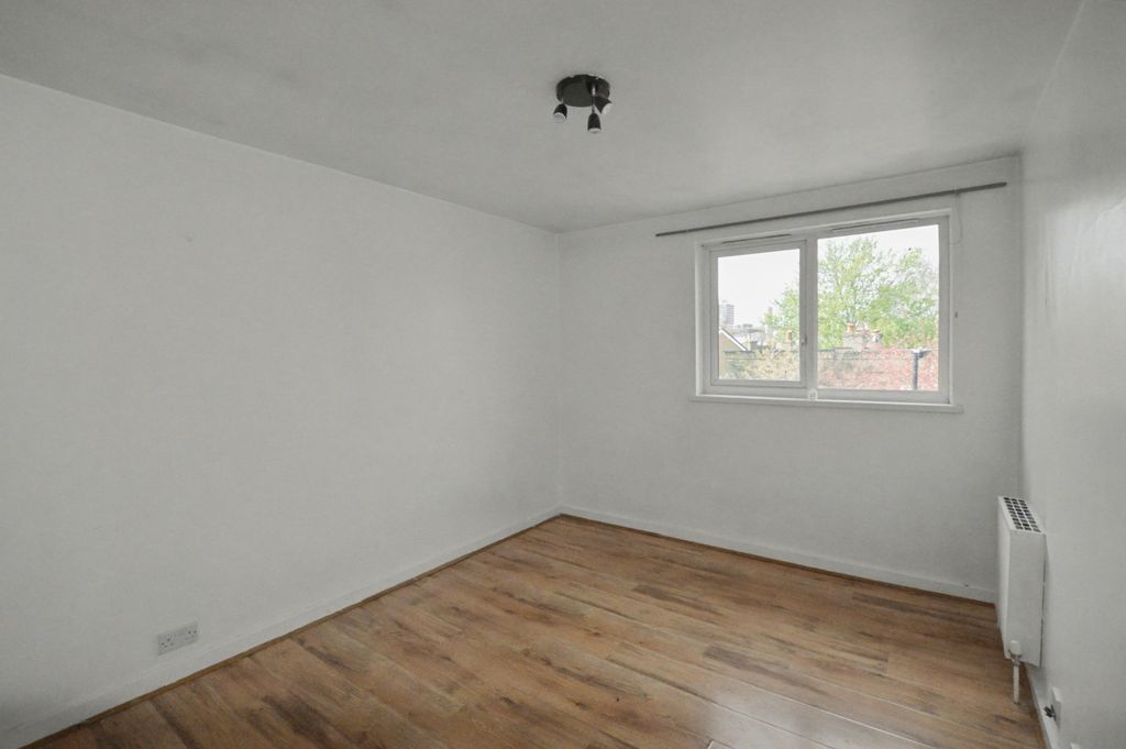 Property photo 2 of 16 11 Bath Close, Peckham, London, Se15 2Jp