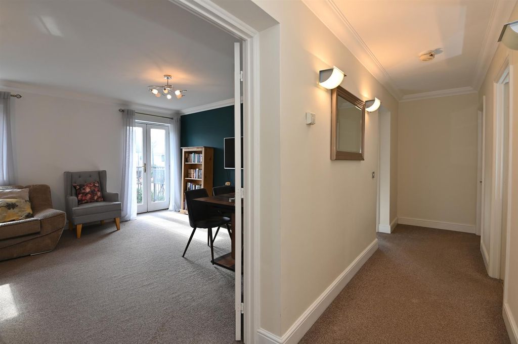 Property photo 3 of 11 Entrance Hallway