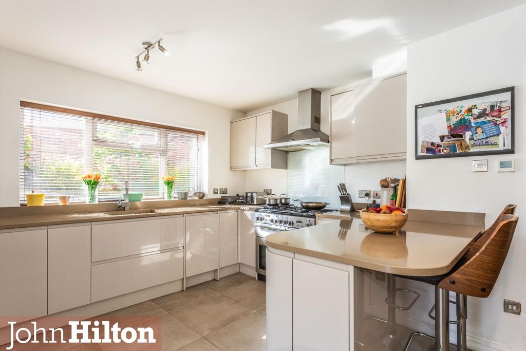Property photo 3 of 31 Frimley Close34.Jpg