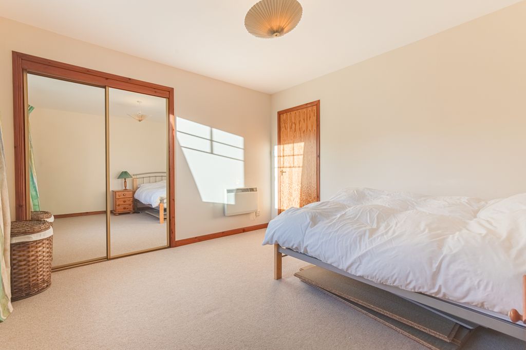 Property photo 3 of 12 Bed1Angle1