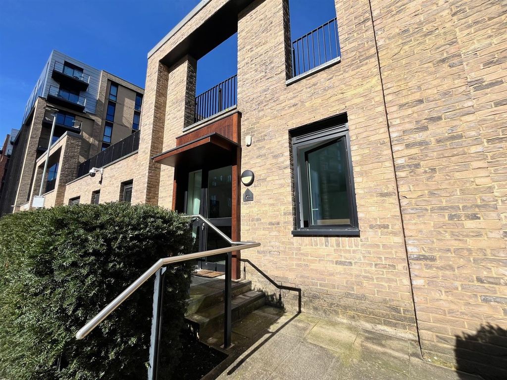 Property photo 1 of 11 Entrance