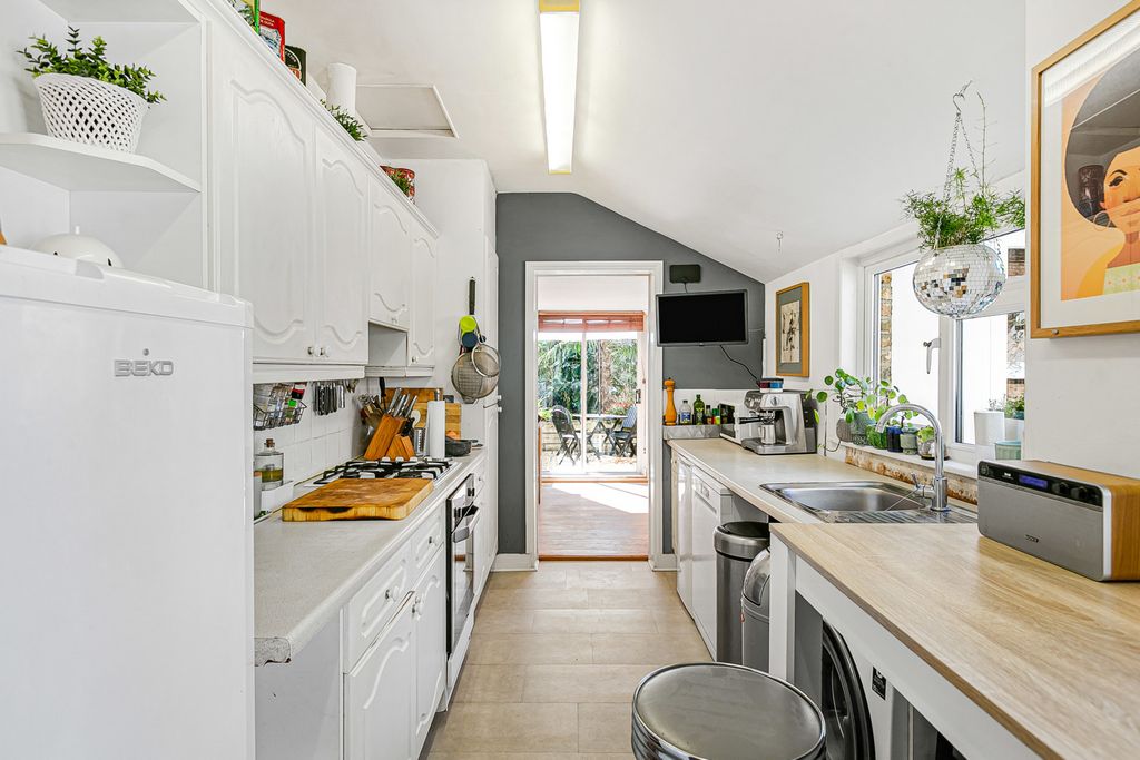 Property photo 2 of 19 Kitchen