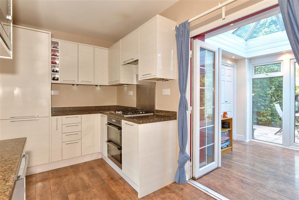 Property photo 3 of 8 Kitchen