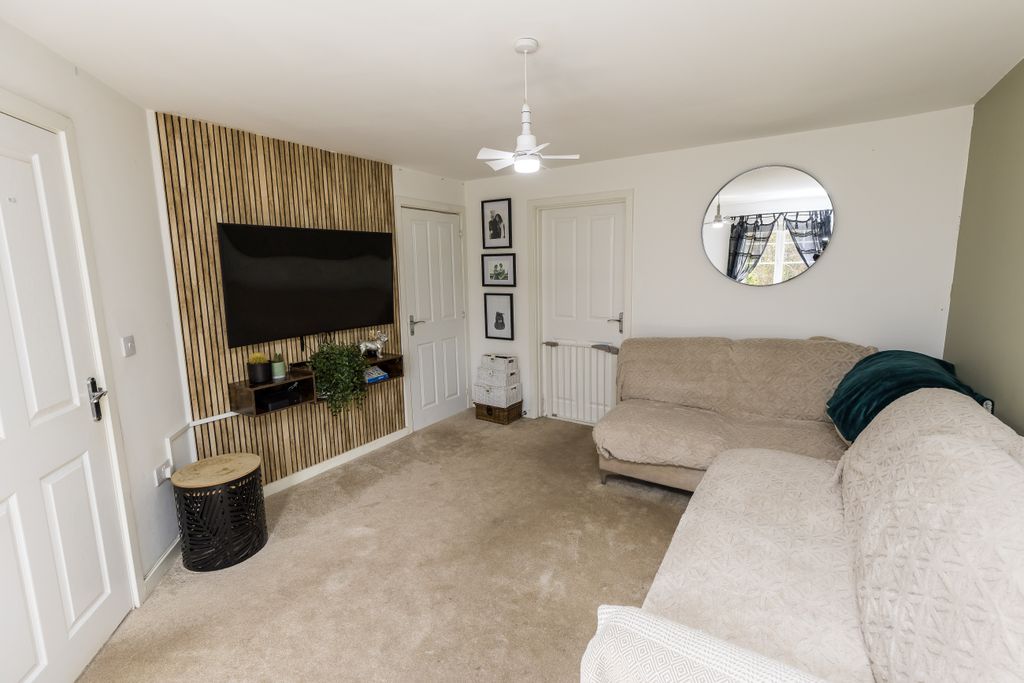 Property photo 2 of 16 8