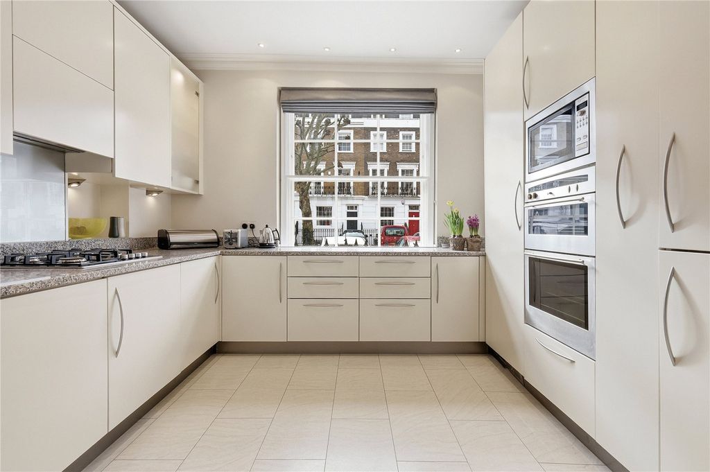 Property photo 3 of 25 Kitchen