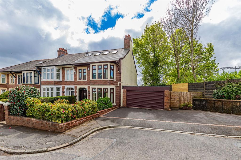 Property photo 1 of 36 Ambleside Avenue 7-1.Jpg