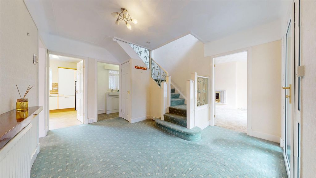 Property photo 3 of 38 Villiers Crescent Hall