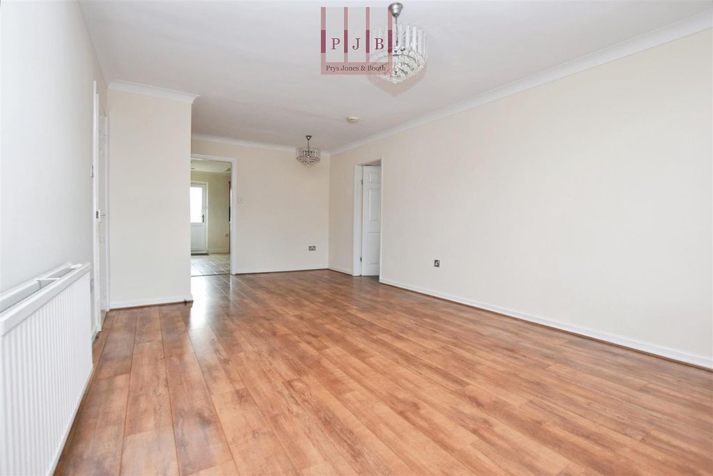 Property photo 3 of 18 Lounge V2.Jpg