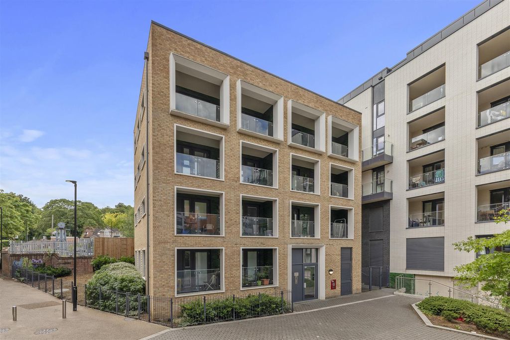 Property photo 1 of 13 5 The Pavilion, Lily's Walk, Hp11 2Fx-10.Jpg