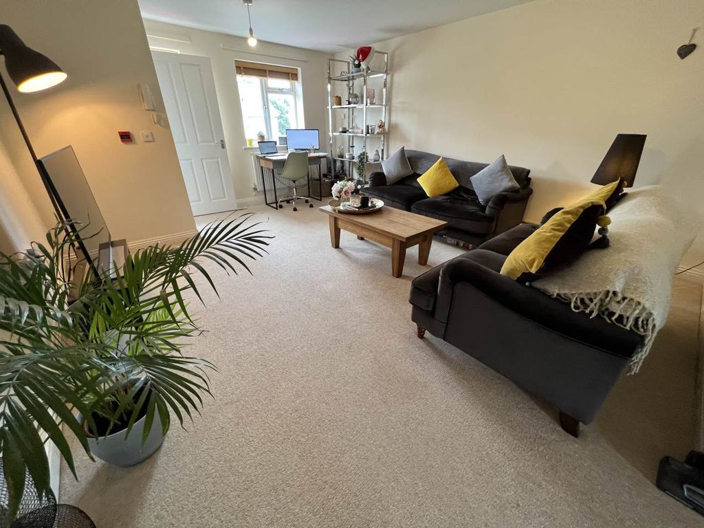 Property photo 3 of 7 Lounge