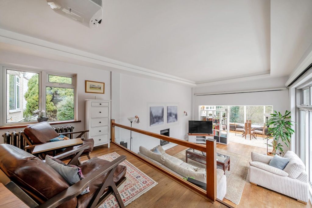 Property photo 2 of 32 Abbots Lane