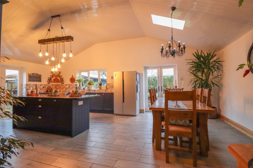 Property photo 2 of 34 4676353