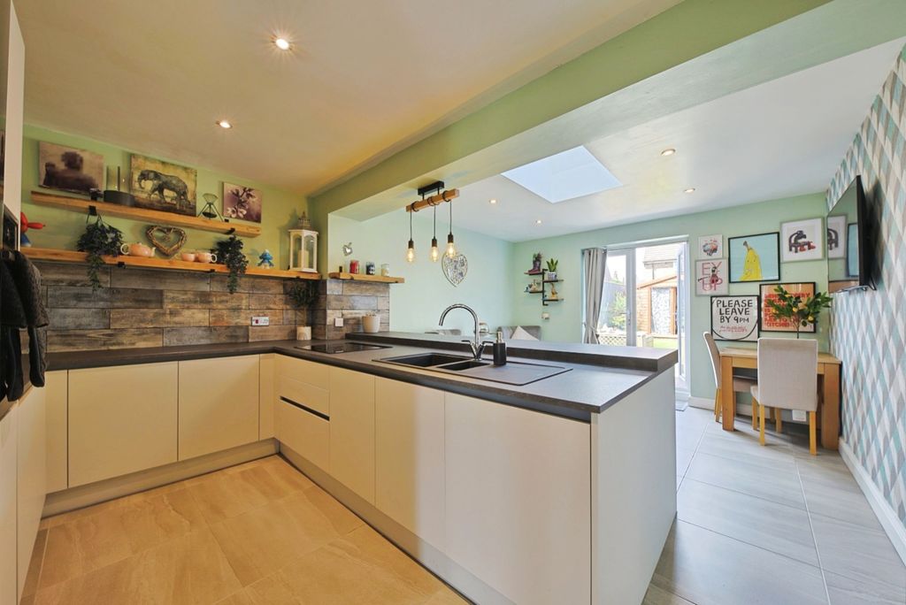 Property photo 3 of 13 4228656