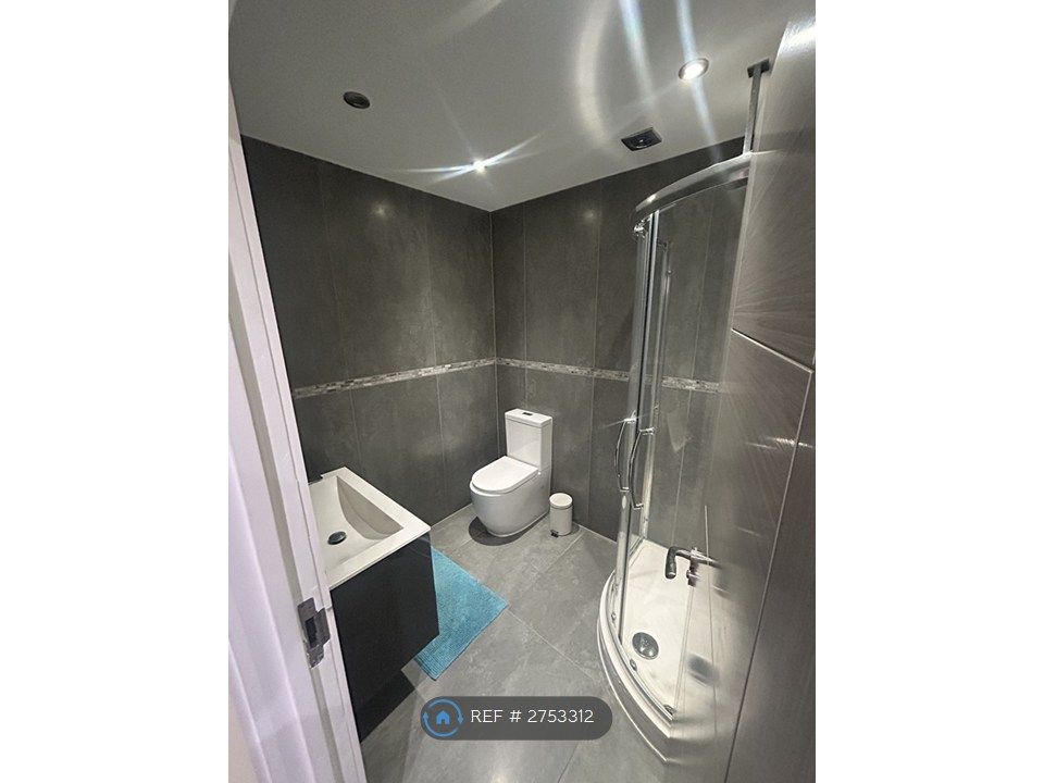 Property photo 2 of 10 Bathroom