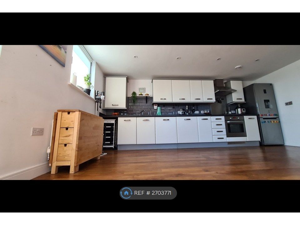 Property photo 3 of 11 Kitchen