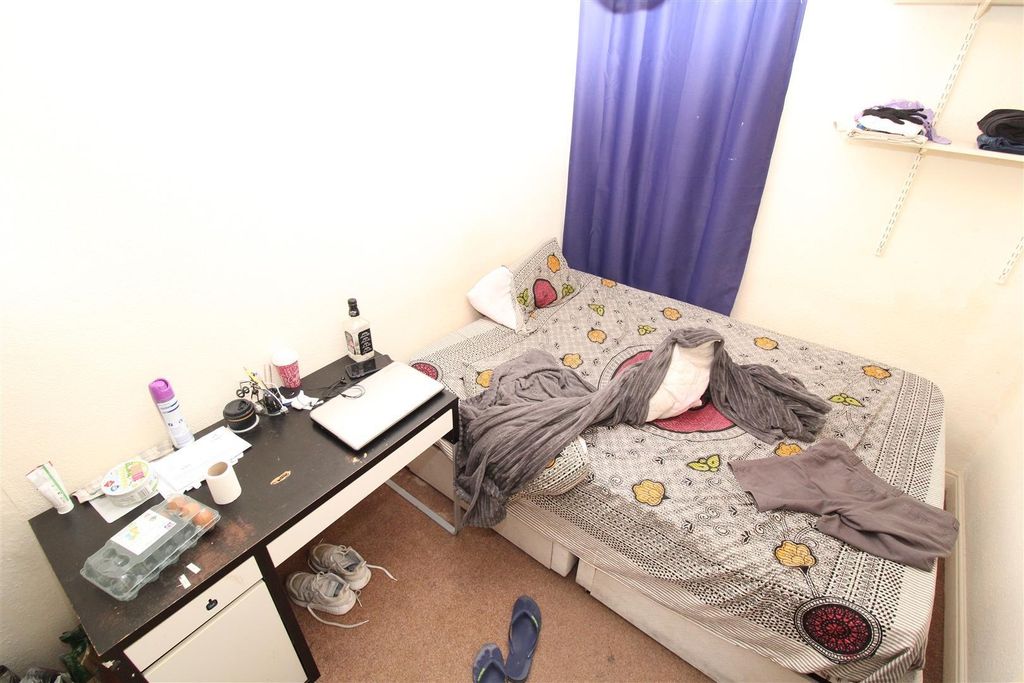 Property photo 2 of 5 Cosy Double Bedroom With Desk And Natural Light...