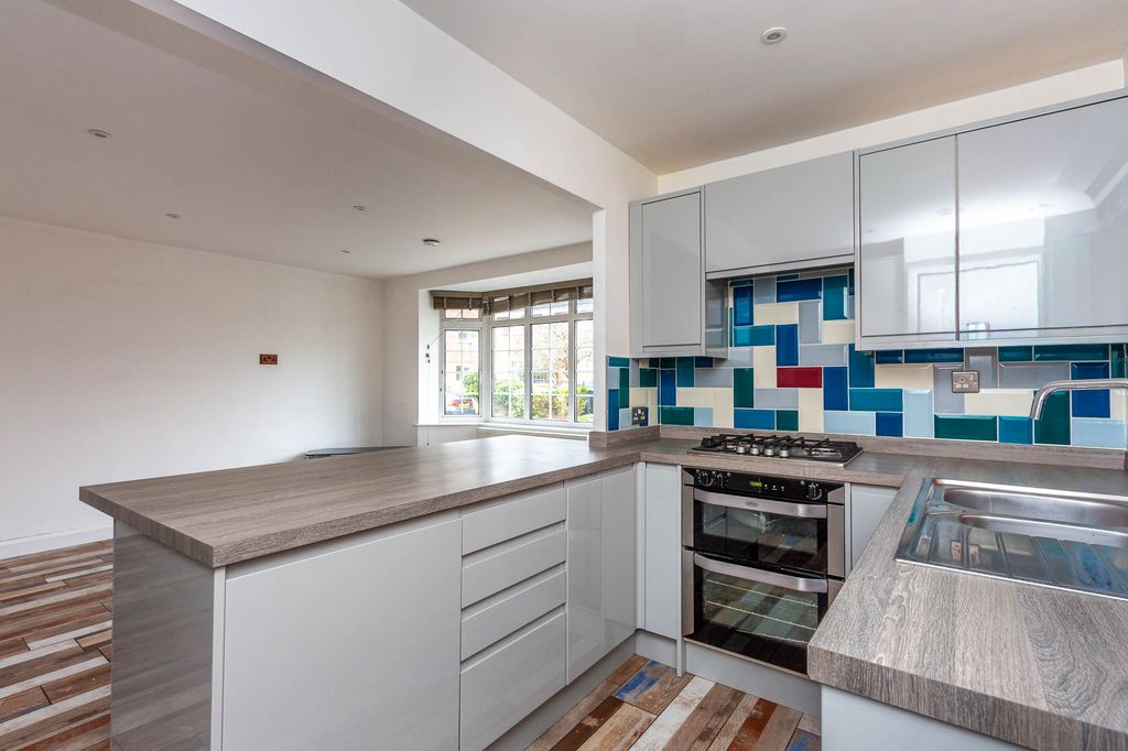 Property photo 3 of 12 Kitchen