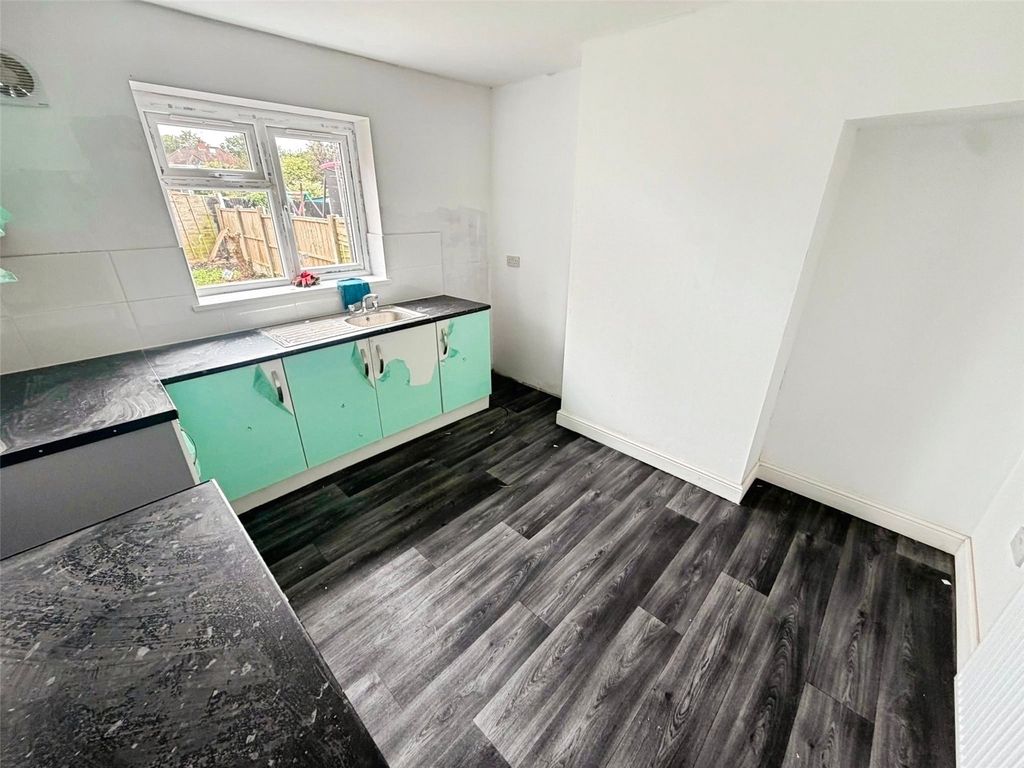 Property photo 3 of 9 Kitchen