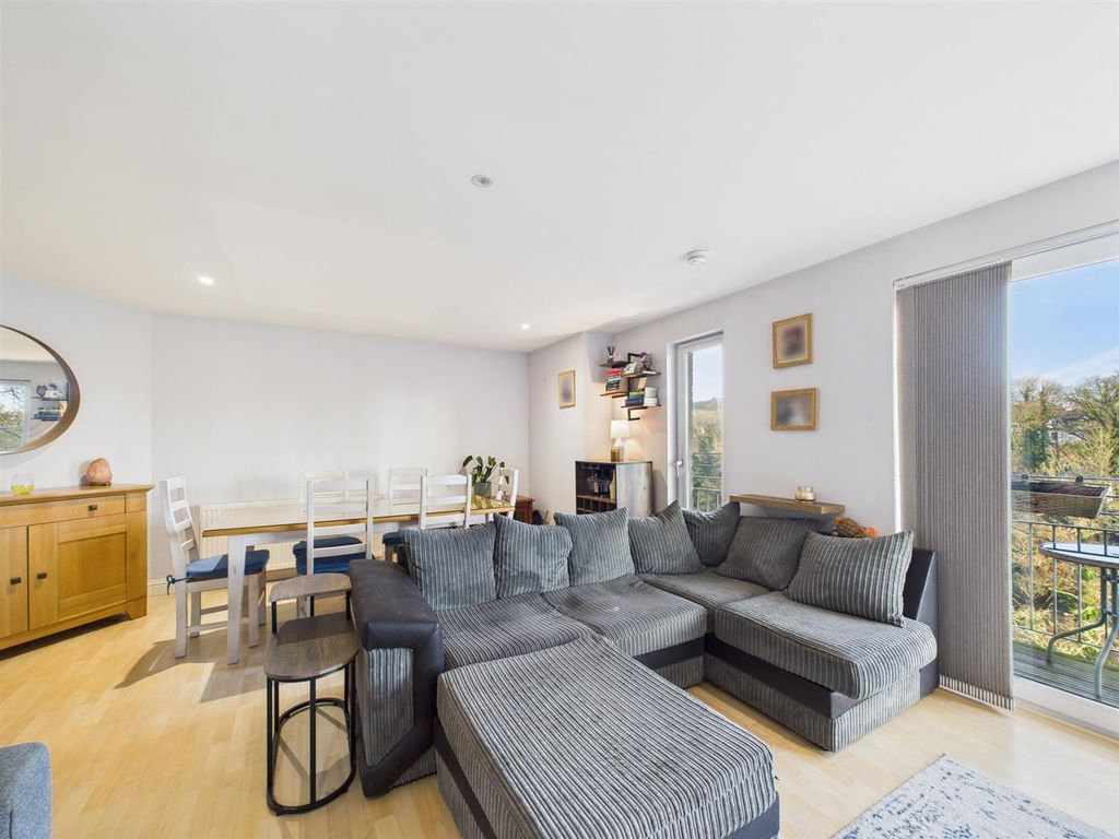 Property photo 3 of 18 Cam01486G0-Pr0945-Still010.Jpg