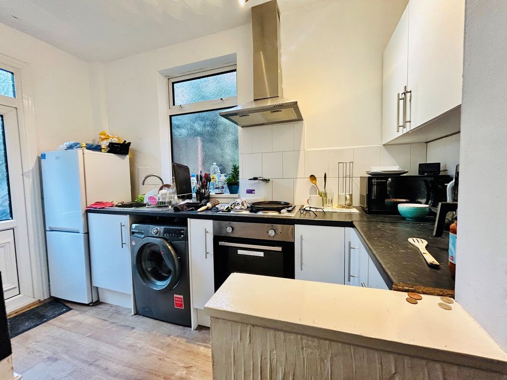 Property photo 2 of 8 Kitchen