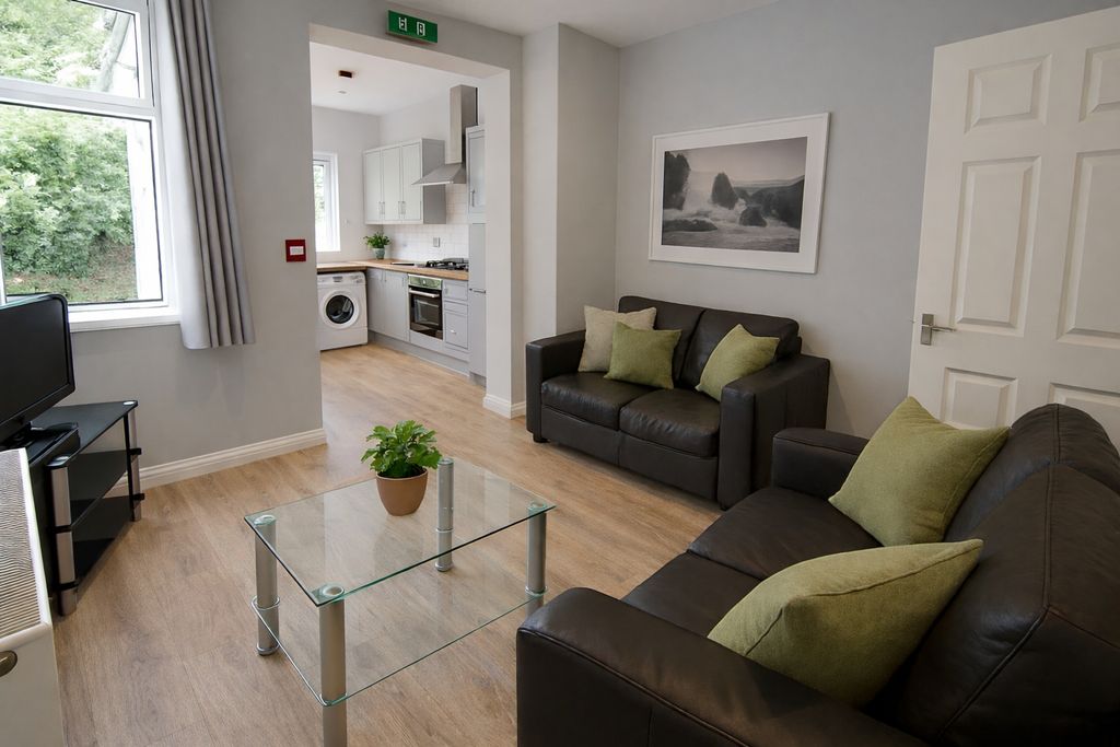 Property photo 2 of 6 Bright Lounge With Leather Sofas And Modern Dã©Cor...