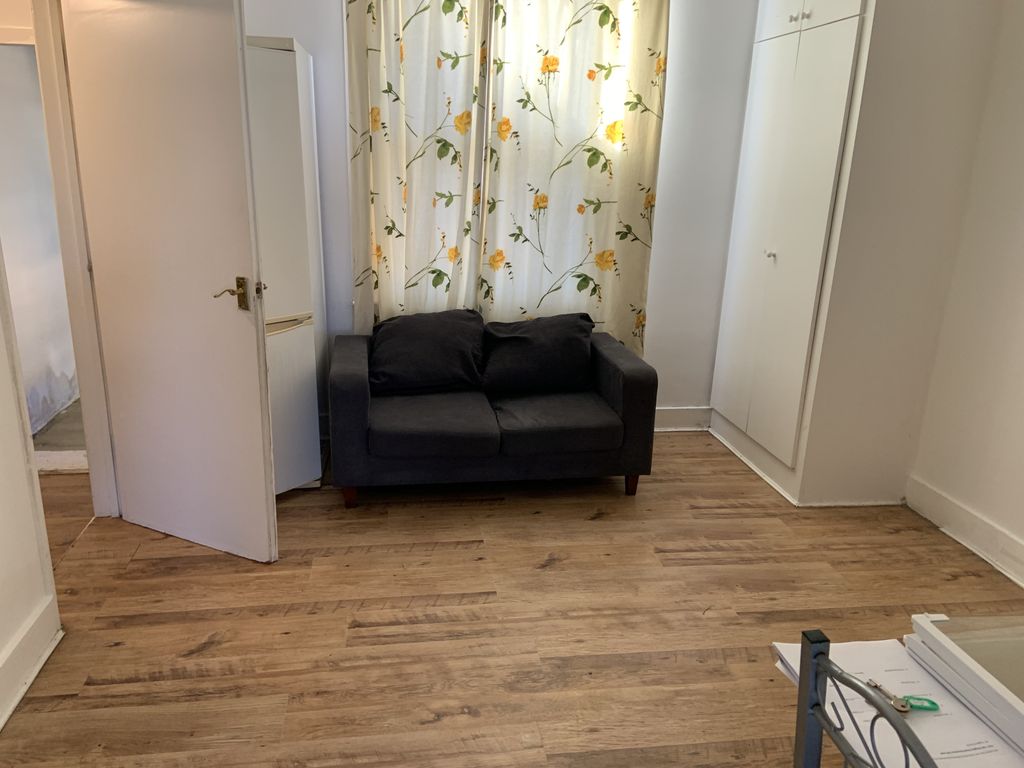 Property photo 1 of 10 Flat For Rent