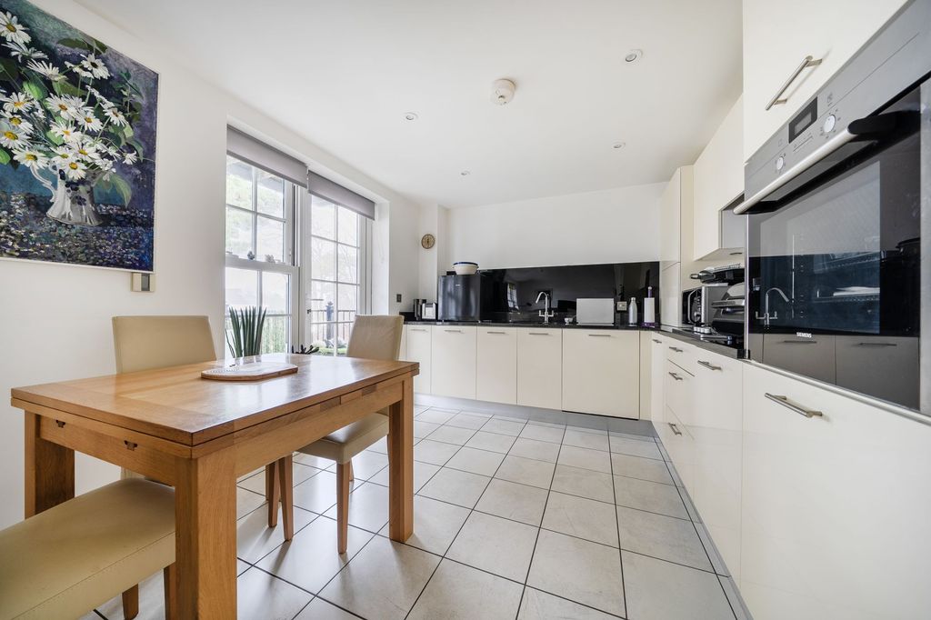 Property photo 3 of 18 Kitchen/ Dining Room