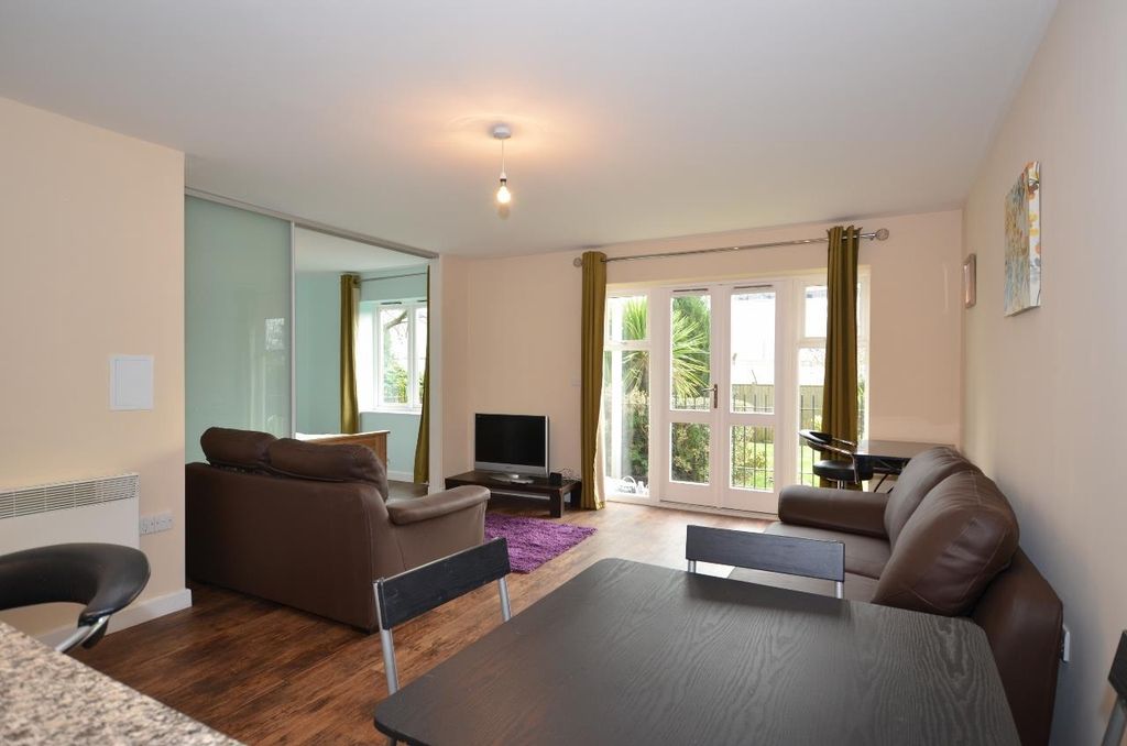 Property photo 3 of 11 Lounge/Dining Area