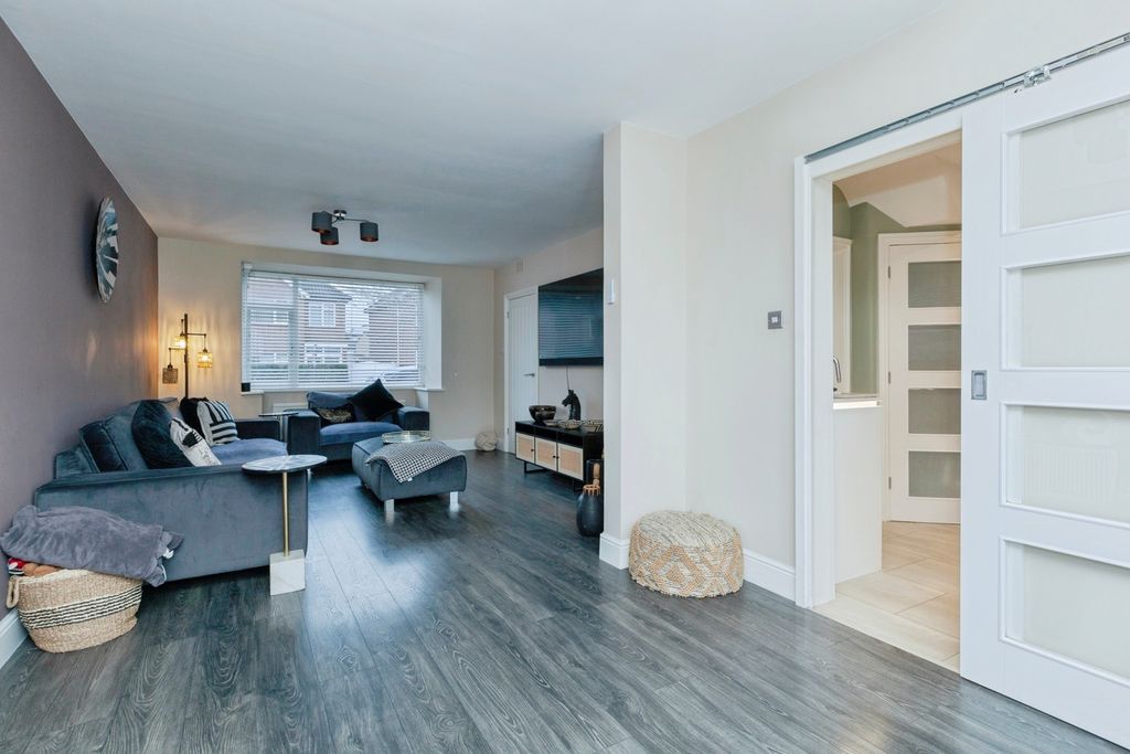 Property photo 3 of 19 Lounge