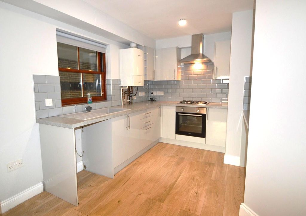 Property photo 3 of 9 Kitchen