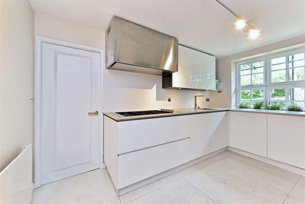 Property photo 3 of 12 Kitchen 2.Jpg