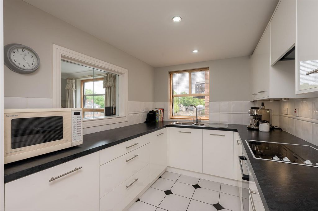 Property photo 3 of 19 Kitchen