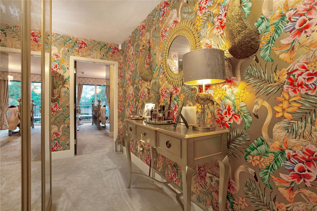 Property photo 2 of 19 Entrance Hallway