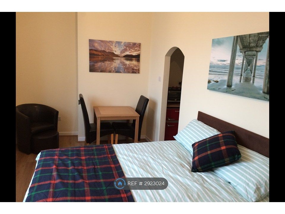 Property photo 2 of 17 Studio, Bed And Dining Area