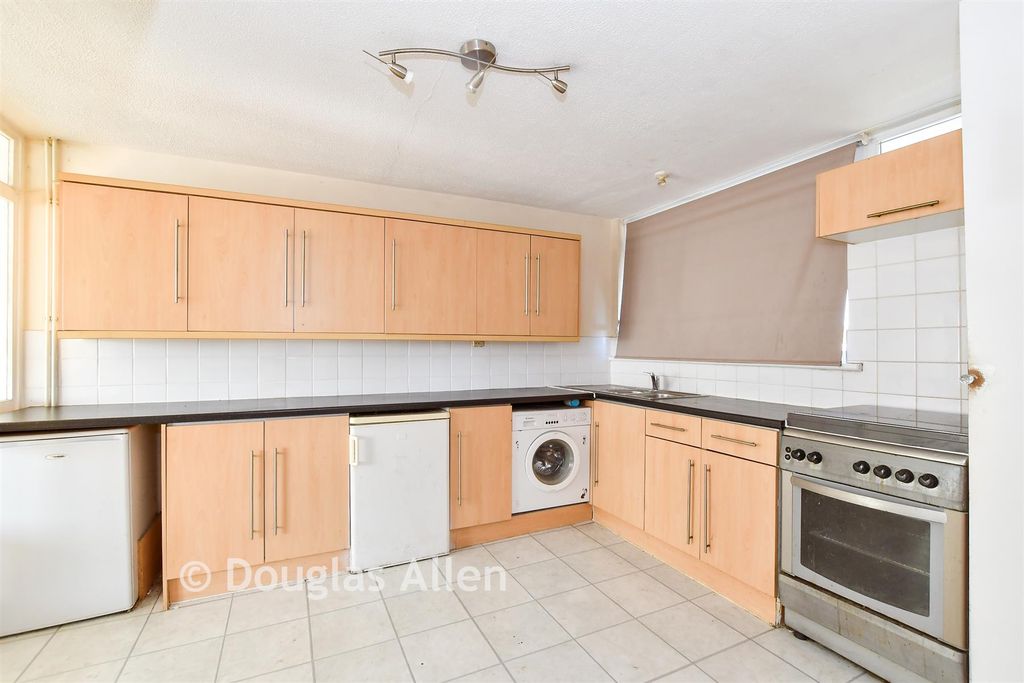 Property photo 3 of 7 Kitchen