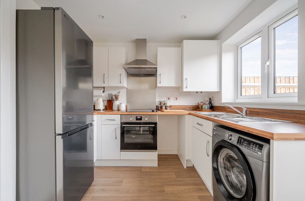 Property photo 3 of 15 1528272-16-1A0ee4...