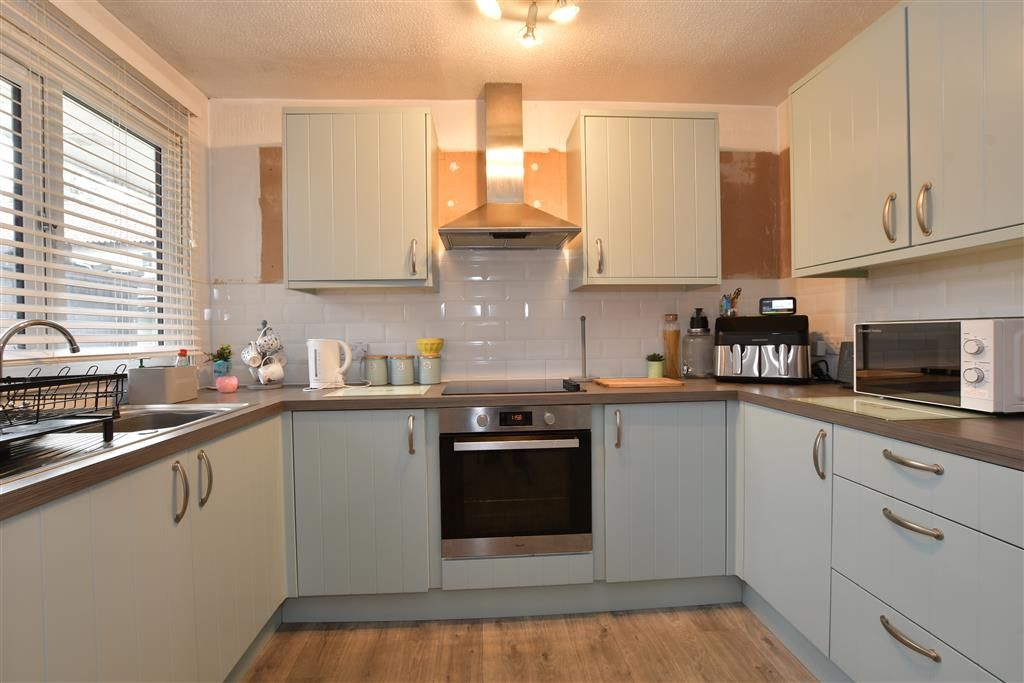 Property photo 3 of 9 Kitchen